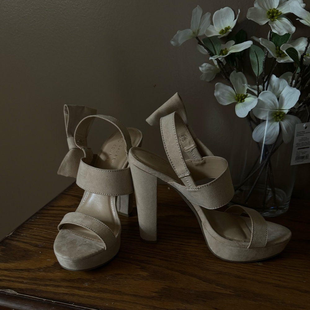 Beige block heeled shoes.